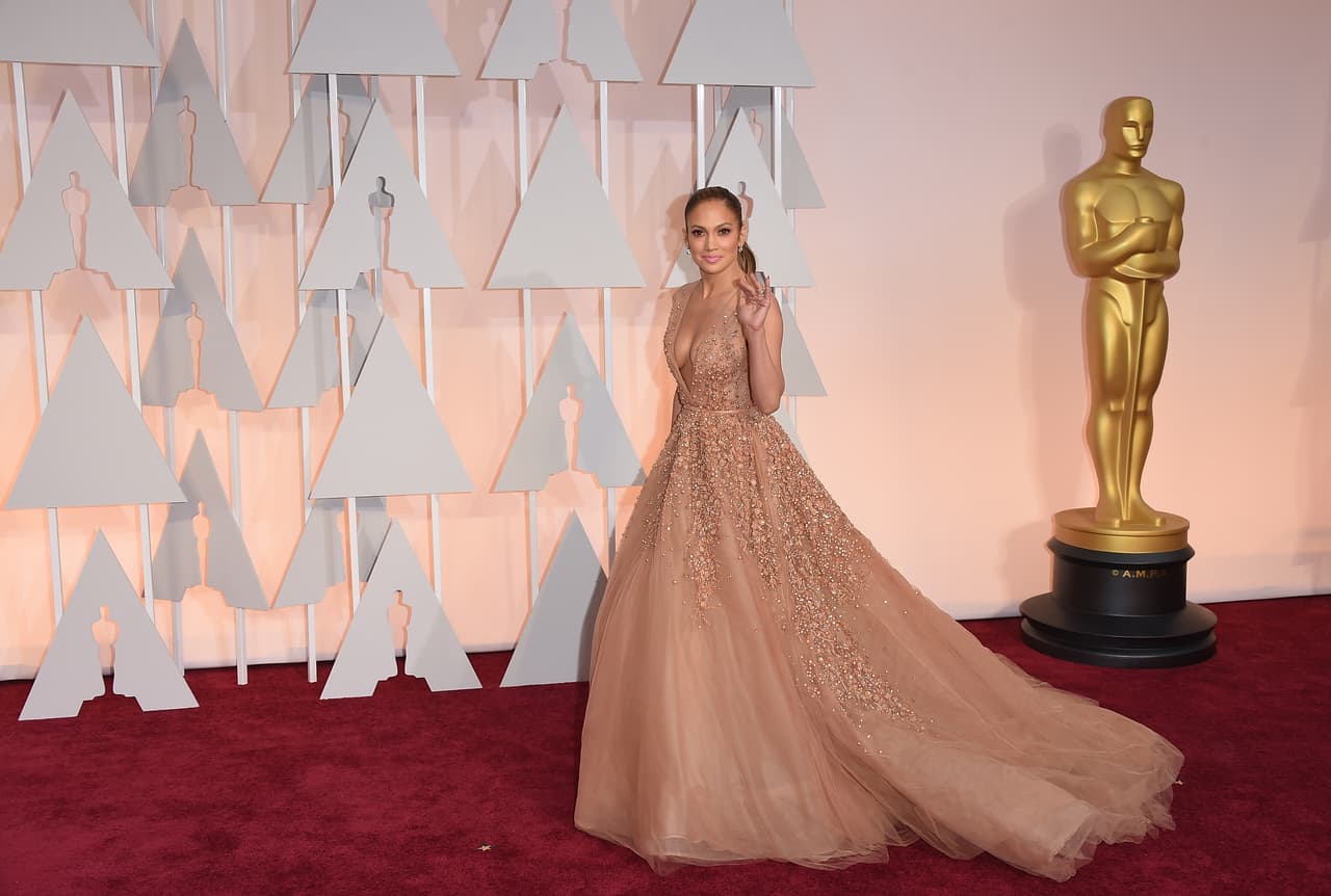 <b>CLASSY NUDE (2015)</b>
<br>Jennifer Lopez logró llevar un Elie Saab nude de falda de tul y escote profundocon pedrería que la hizo lucir angelical y sofisticada en la alfombra roja de los Oscar de ese año.