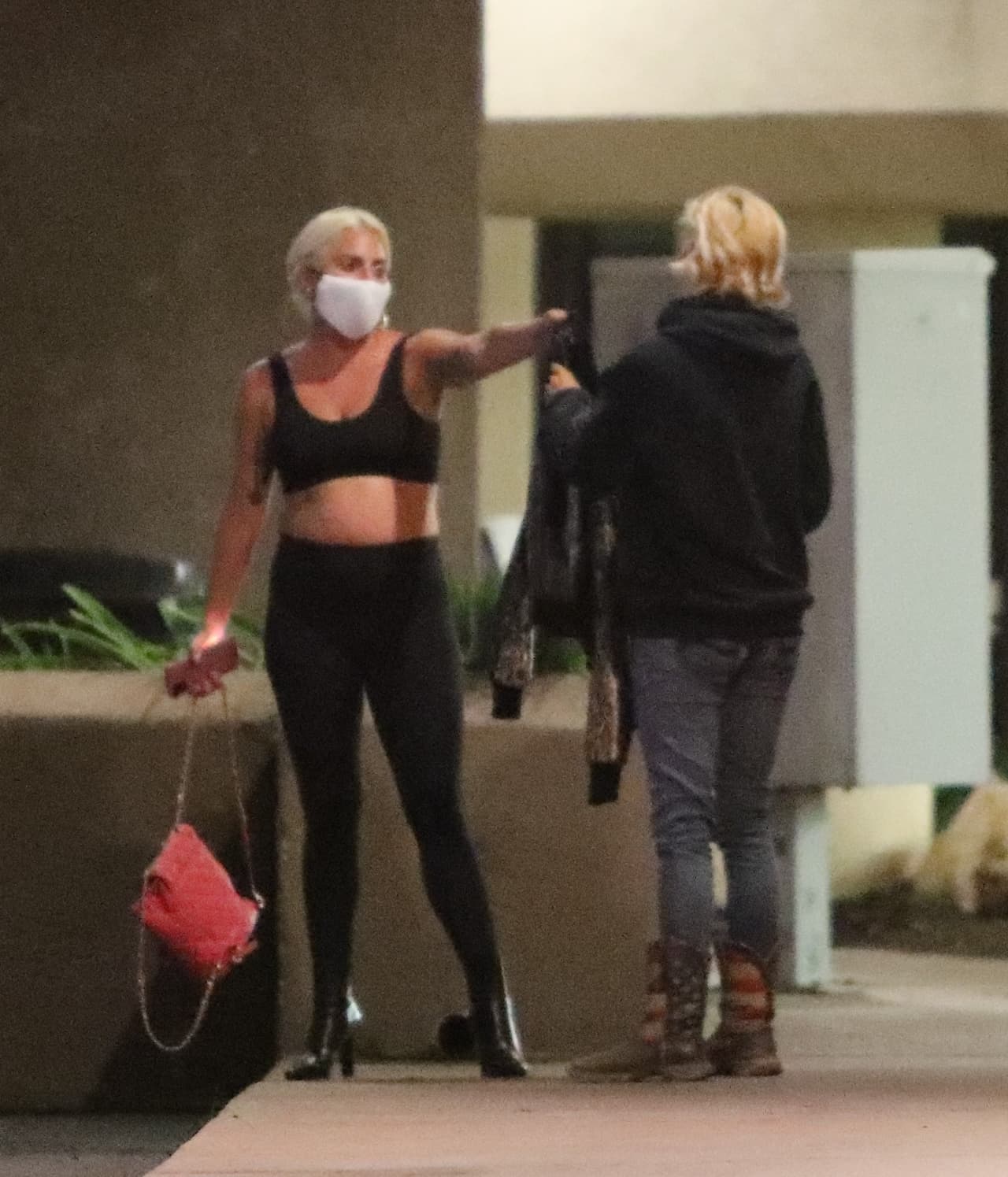 "No podría haber estado más agradecida de haber conocido a 
<b><a href="https://www.univision.com/entretenimiento/lady-gaga-cumple-31-anos-rodeada-de-exito-y-amor" target="_blank">alguien tan dulce</a></b>, cariñoso, compasivo y simplemente una persona hermosa en general como ella", dijo McKee. 
<br>