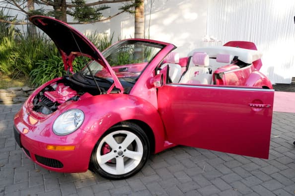 Durante sus años de fabricación, el auto escarabajo ha sido tan representativo a nivel mundial que también ha formado parte de convenios con otras empresas. Por ejemplo, como parte de la celebración de los 50 años de Barbie, se creó una edición especial del famoso Beetle de color rosa que maneja la famosa muñeca.