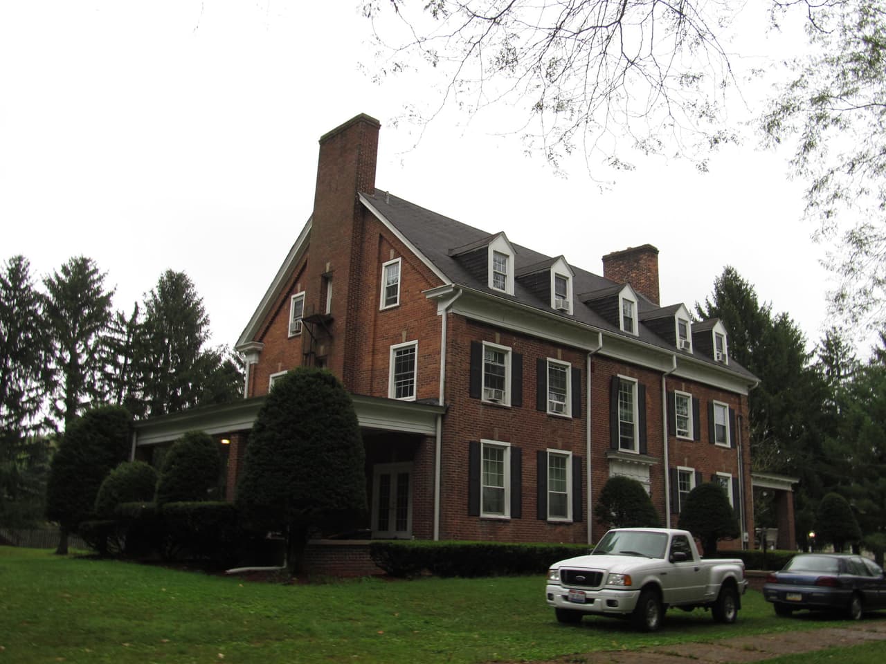 <h3 class="cms-H3-H3">14. Bethany, West Virginia</h3>
<br>
<br>🏡
<b> Cambio en la población de 2010 a 2020: </b>-22.7%
<br>
<br>🏡 
<b>Población total: </b>1,035 en 2010; 800 en 2020.
<br>
<br>🏡
<b> Ingreso medio por hogar:</b> N/D
<br>
<br>🏡 
<b>Tasa de pobreza: </b>N/D
<br>
<br>🏡 
<b>Tasa de desempleo, promedio en los últimos cinco años: </b>N/D
<br>