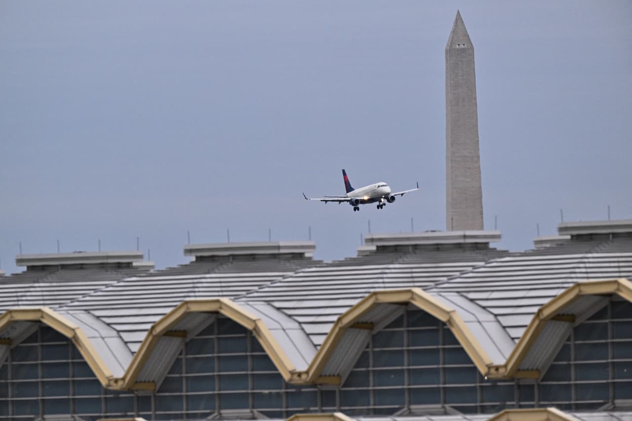 En el abarrotado espacio aéreo, la pericia de los pilotos ha sido fundamental para evitar más tragedias, como ocurrió el 25 de febrero, cuando un piloto realizó una maniobra que evitó un choque justo antes de aterrizar en el Ronald Reagan. El avión de American Airlines interrumpió su aterrizaje, siguiendo las instrucciones de un controlador de tráfico aéreo, para evitar acercarse a otra aeronave que despegaba de la misma pista, informó la FAA.
