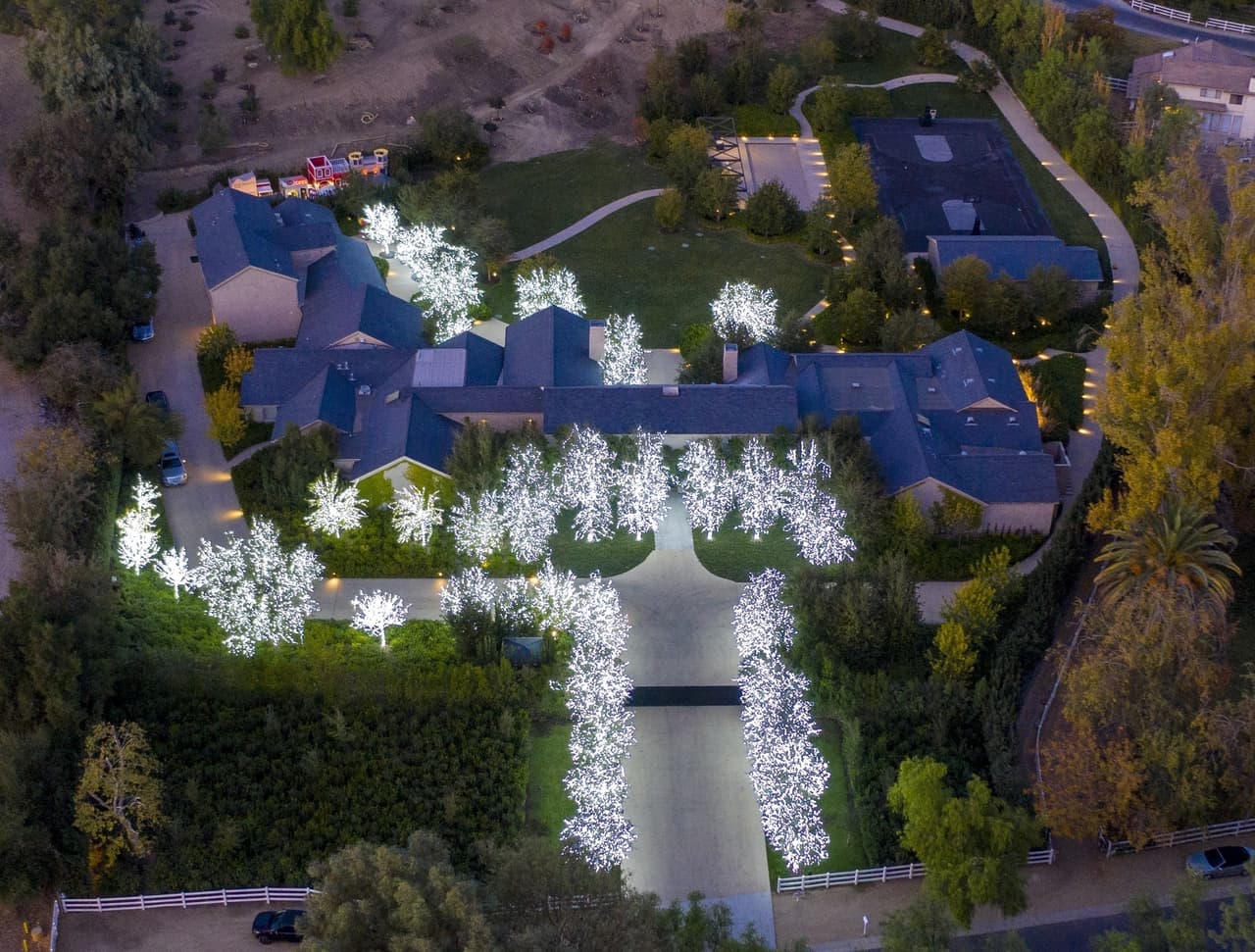 Los hechos, de acuerdo con la información que corroboró TMZ, ocurrieron el pasado miércoles, 24 de febrero, alrededor de las 6:30 de la tarde, hora local, en la mansión de Hidden Hills, en Los Ángeles.