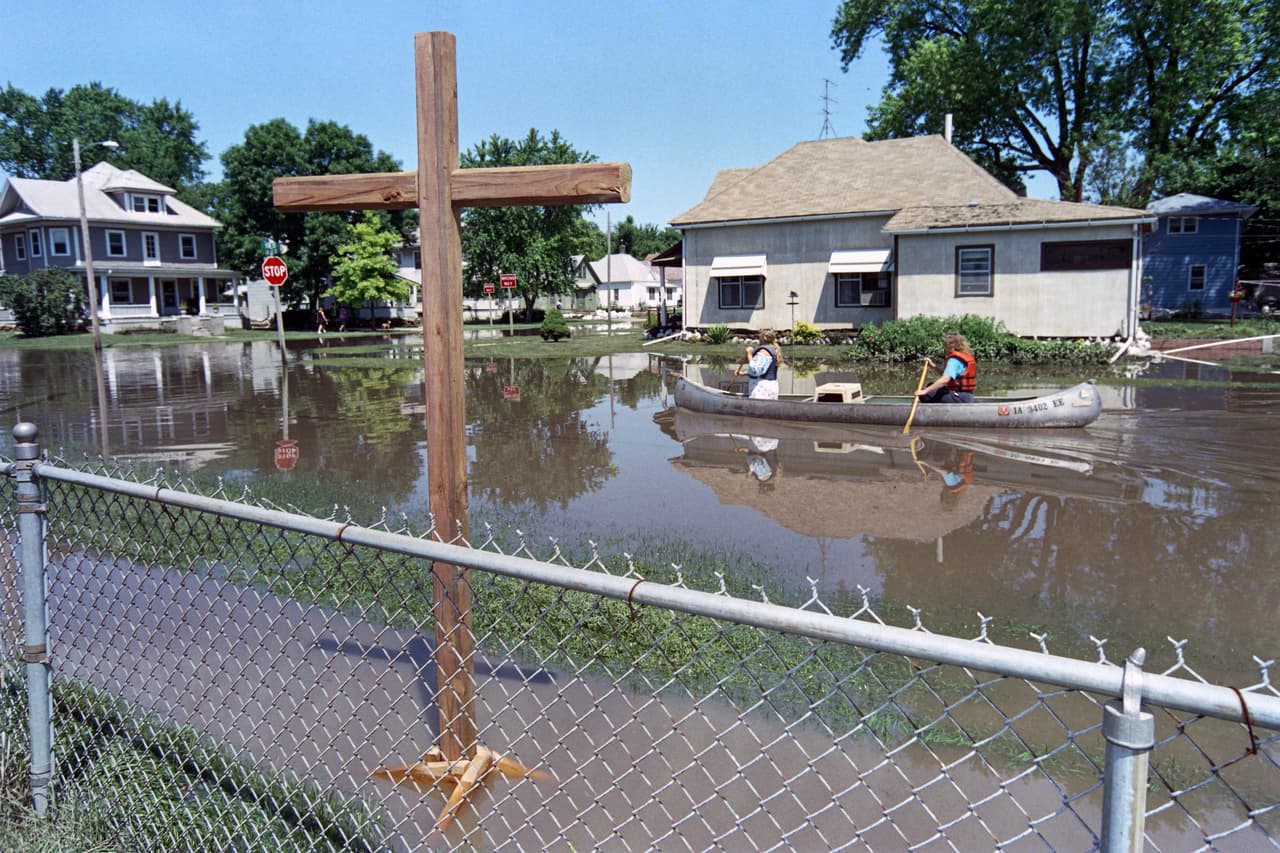 <h3 class="cms-H3-H3">25. Iowa</h3>
<br>
<b>(Grandes desastres desde 1953: 72)</b>
<br>
<br>Aunado a las tradicionales 
<a href="https://www.univision.com/temas/inundaciones">inundaciones</a>, como la del 2008 que elevó el nivel del río Cedar a rangos históricos crubiendo másde 10 millas cuadradas y desplazando a 10,000 personas, 
<b>el Servicio Meteorológico Nacional dice que el estado también tiene un promedio de 46 tornados por año. </b>
<br>
<br>Además, Iowa sufre tormentas constantes con granizo, hielo y nieve. 
<b>Una de ellas en 1991 destruyó hasta 5 millones de dólares en cultivos de maíz. </b>
<br>