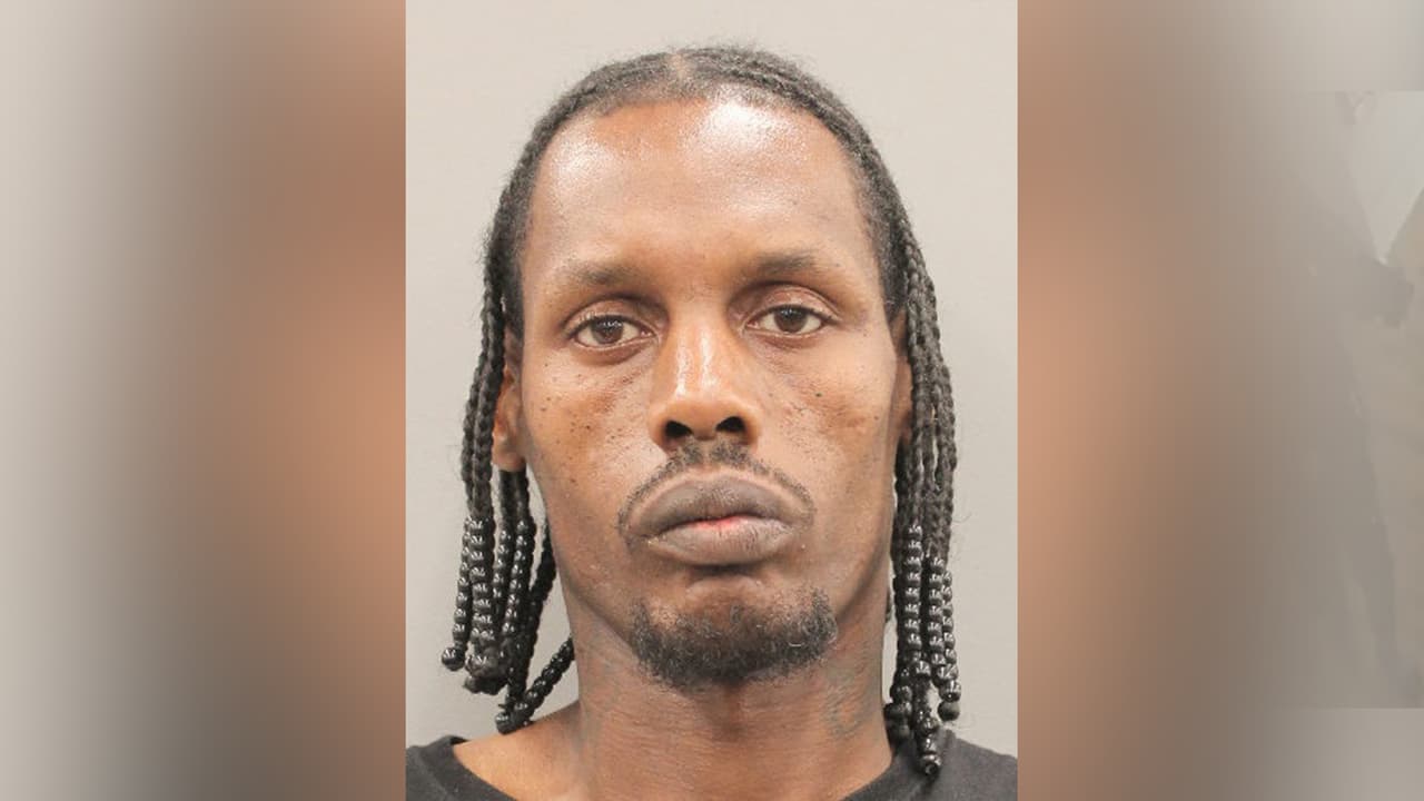 Andre Miles, de 35 años, es acusado de robo a casa habitación, delito de segundo grado.