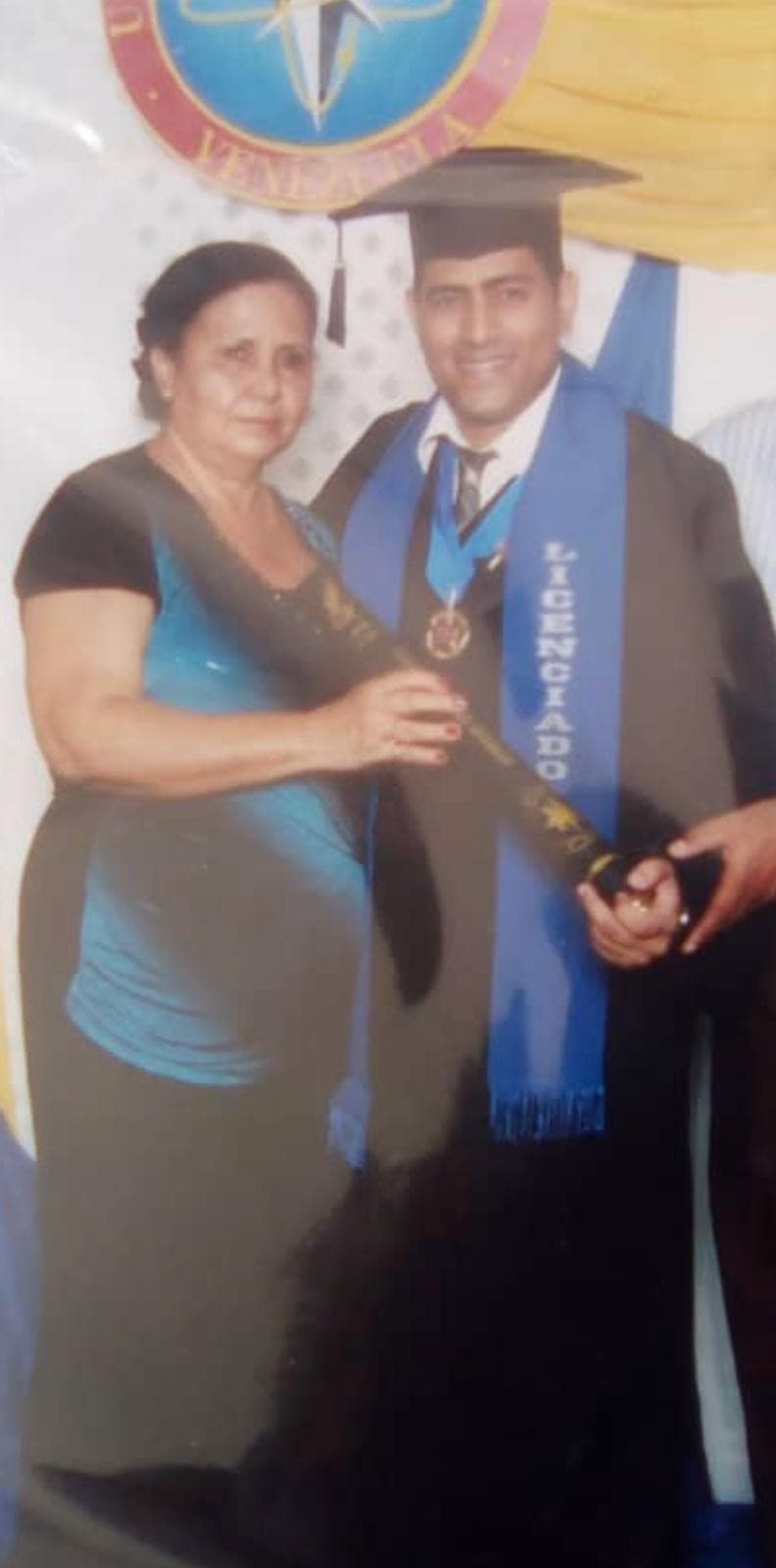 Nuestro reportero Argenis Figueroa junto a su mamá Dorys Muñoz a quien describió como una mujer solidaria y bondadosa. Siempre se ocupó de sus hijos para que fueran profesionales. Argenis dice que el mejor atributo de su mamá es su nobleza. 
<br>