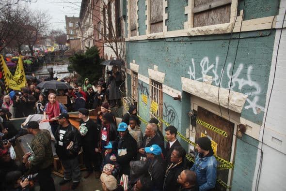 Los manifestantes dijeron estar en contra de que bancos y compañías financieras sean los propietarios de casas con ejecución hipotecaria que ahora están abandonadas y que podrían estar albergando gente.