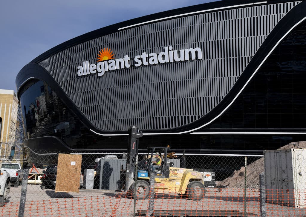 El Allegiant Stadium, nueva casa de Las Vegas Raiders, recibe los últimos detalles para ser estrenado la siguiente temporada de la NFL.