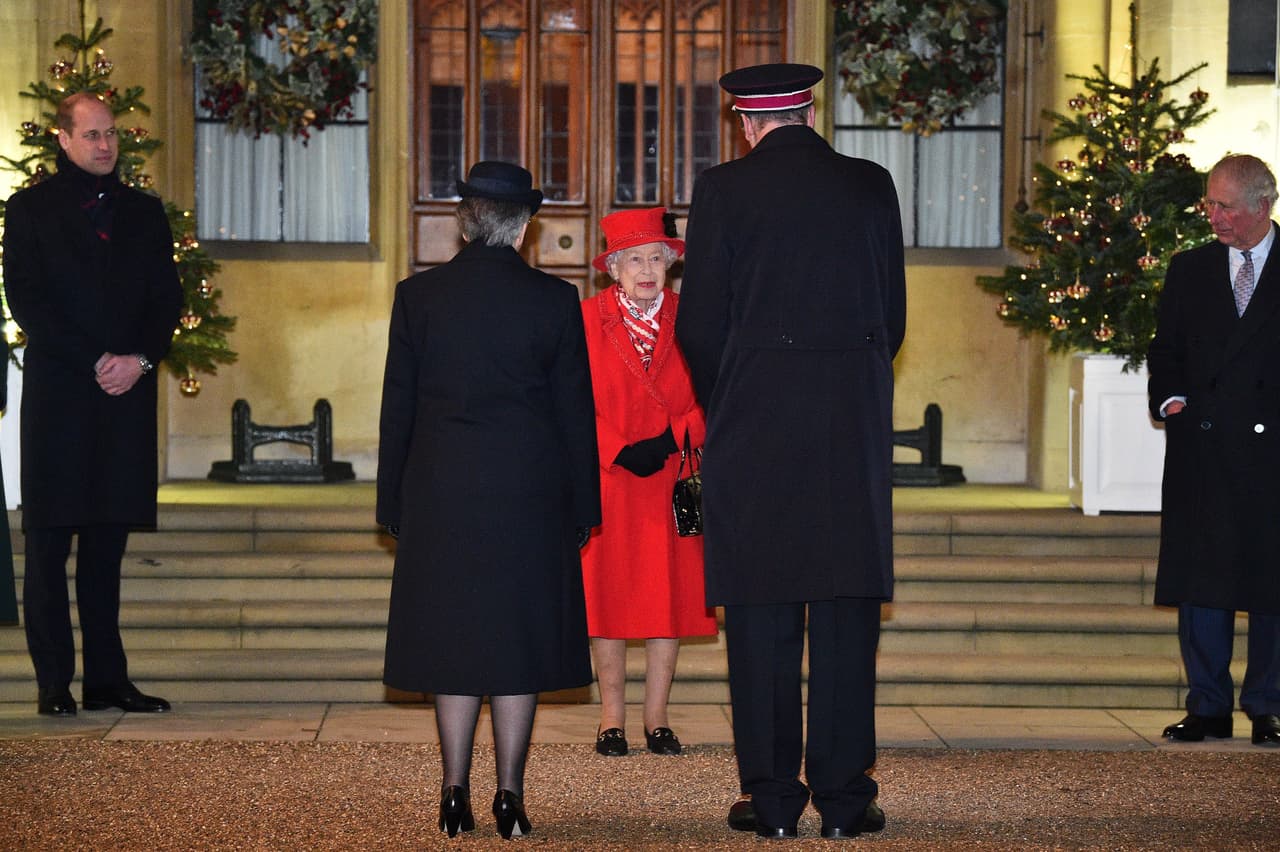 La reina y su esposo tradicionalmente pasan esta época con la familia en su casa de descanso en Sandringham, Norfolk. Pero la pandemia los obligó a revirar y romper la tradición.
<br>