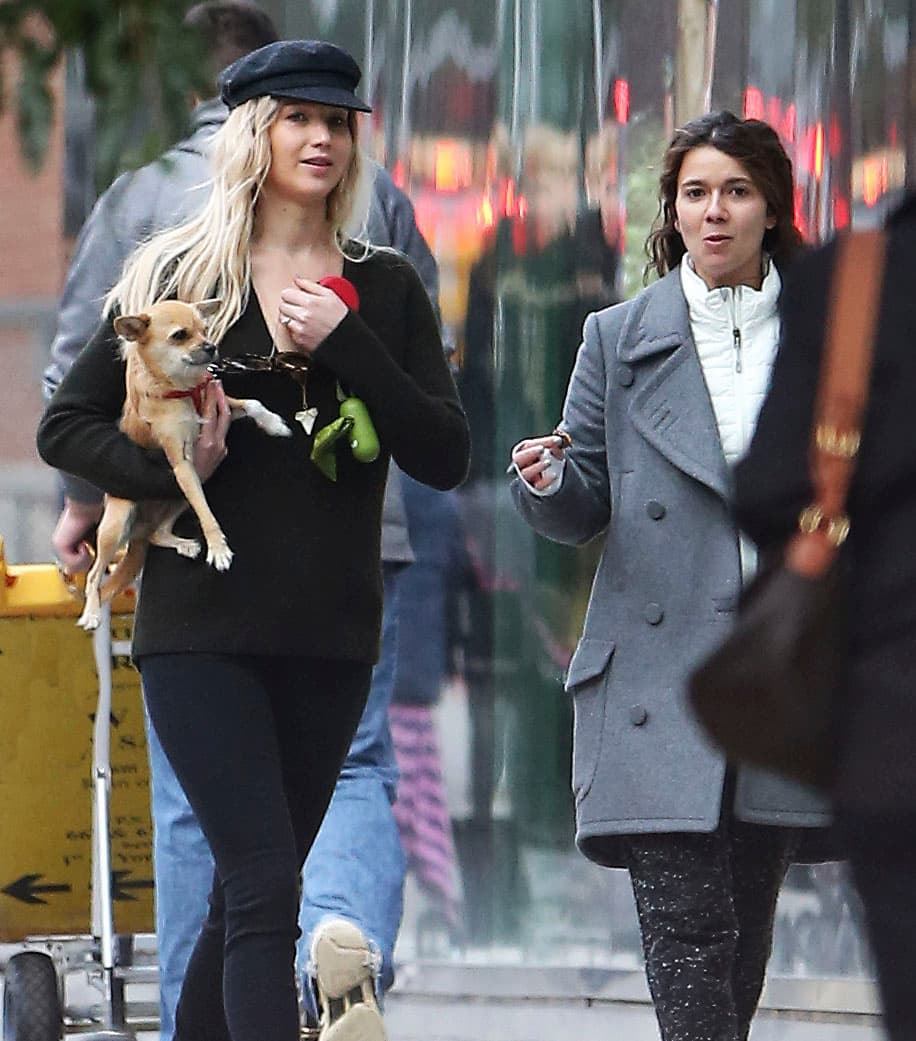 Después del paseo, cargó a la pequeña Pippi.