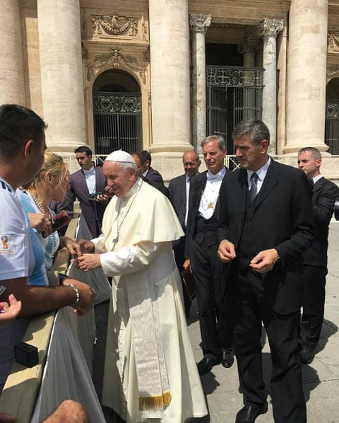 "No tengo palabras, solo agradecimiento. Recibir su beso, su bendición, un rosario bendecido por él. @pontifex_es un Milagro para mí hoy. ¡Gracias a Dios! Pedí por todos los enfermos", escribió en Instagram.