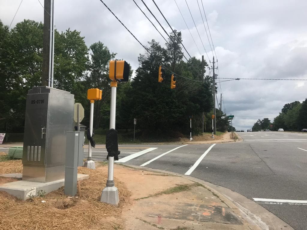 Solo falta retirar el plástico de las señales de tránsito en la intersección de Louisburg Road Fox Road en Raleigh para que los semáforos comiencen a funcionar