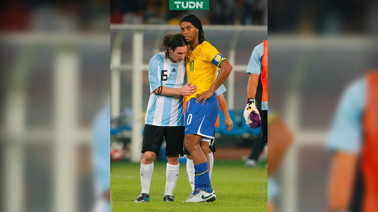 Ronaldinho se despide de Lionel Messi en su último tango