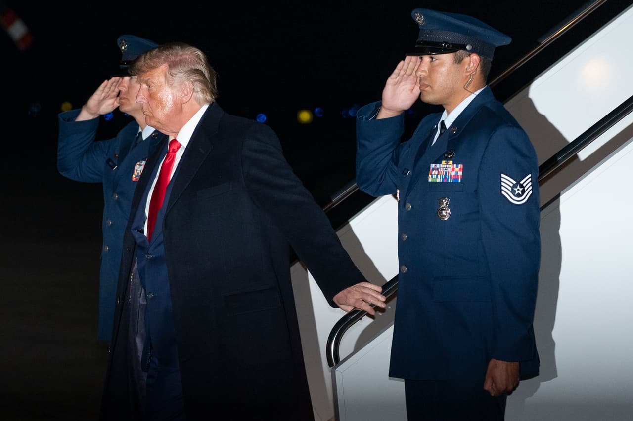 <b>1 de octubre</b>. La llegada del presidente a la base aérea Andrews de Maryland, el final de la intensa semana de viaje de campaña. Más tarde Donald Trump y su esposa Melania anunciaron que estaban contagiados de covid-19.