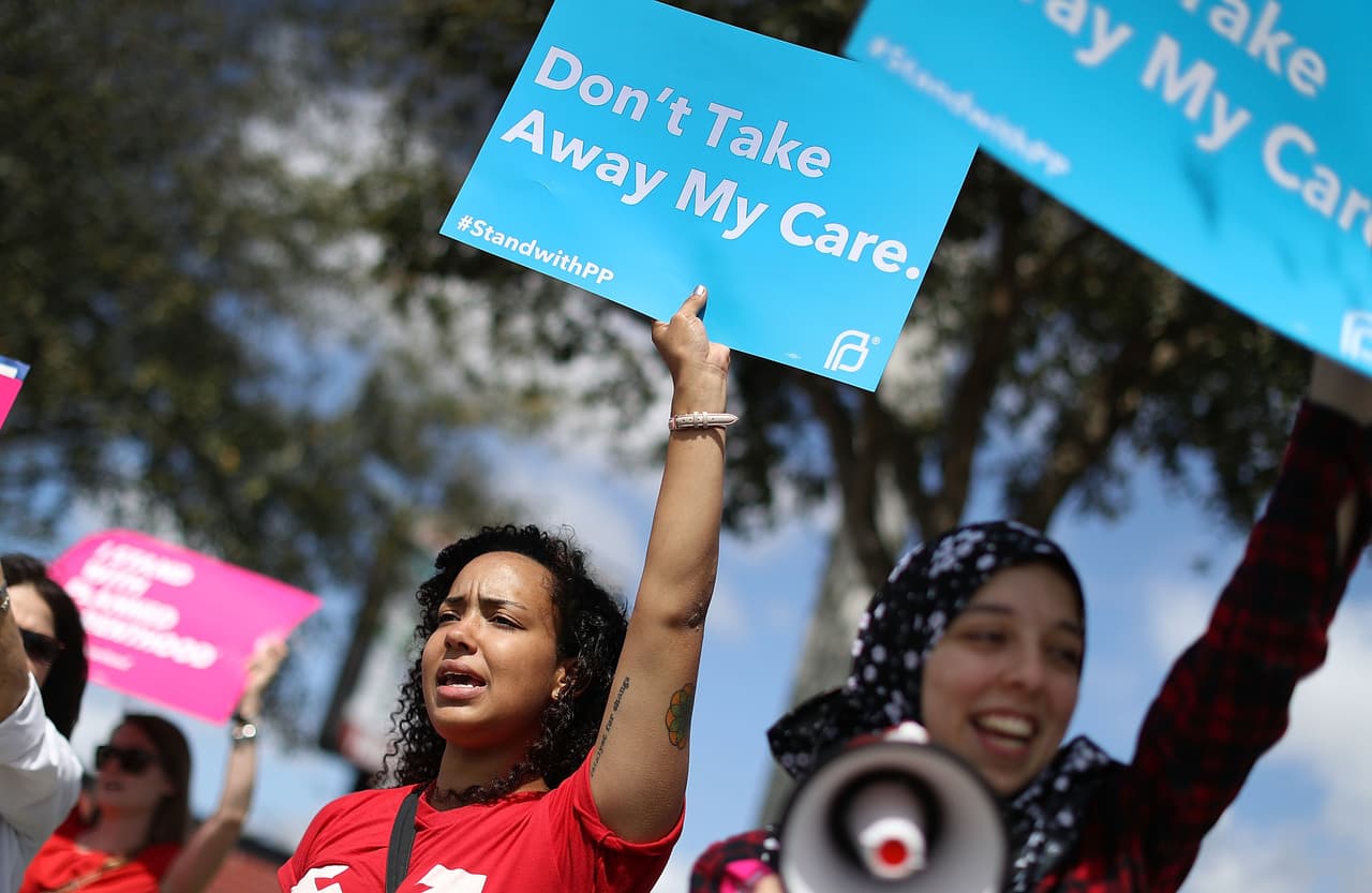 <u><a href="http://www.univision.com/noticias/obamacare/unas-14-millones-de-personas-perderan-su-seguro-en-2018-si-es-reemplazado-obamacare">La Oficina de Presupuesto del Congreso (CBO)</a></u> estimó que de ser revocada la ley
<u><a href="http://www.univision.com/noticias/obamacare/unas-14-millones-de-personas-perderan-su-seguro-en-2018-si-es-reemplazado-obamacare">14 millones de personas perderían su seguro en 2018</a></u>. La cifra alcanzará 24 millones de personas en 2026.