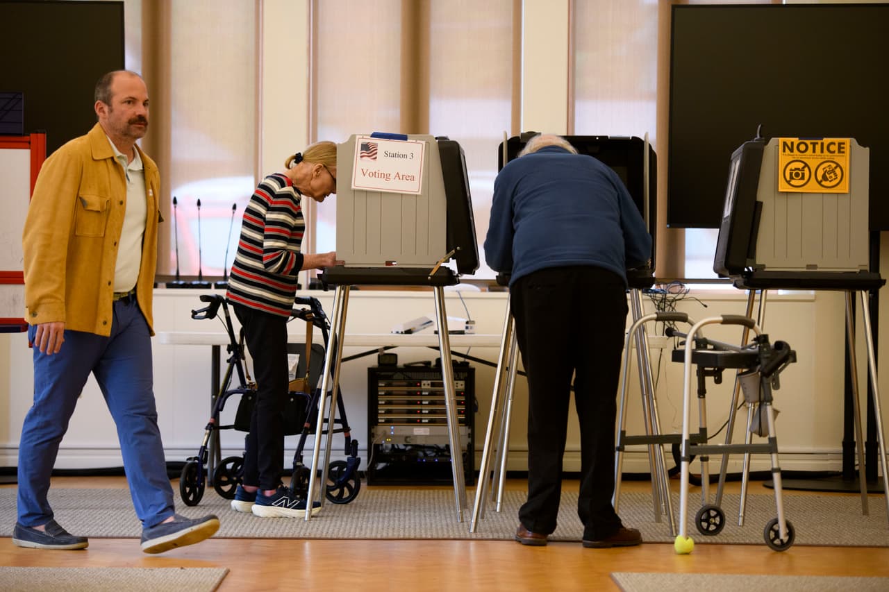 El Departamento de Justicia de EE. UU. también estuvo presente, monitoreando el cumplimiento de las leyes federales de derechos al voto en varias jurisdicciones. La NCSBE se comprometió a garantizar la seguridad del proceso electoral, implementando varias medidas para proteger las elecciones, incluyendo pruebas de equipos de votación. El 98% de los votos emitidos serían informados esta misma noche, mientras que los restantes se contarían durante el período de escrutinio de 10 días.
<br>