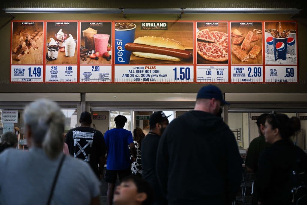 Desde 1984, la cadena de almacenes Costco vende un 'hot dog' (perro caliente) y una gaseosa por $1.50.
<b>Cuarenta años más tarde</b>, según sus estimados, ese
<b><a href="https://www.univision.com/local/miami-wltv/costco-asegura-que-no-subira-el-precio-en-uno-de-sus-productos-mas-populares-video" target="_blank">combo debería costar cerca de $4.50</a></b>.