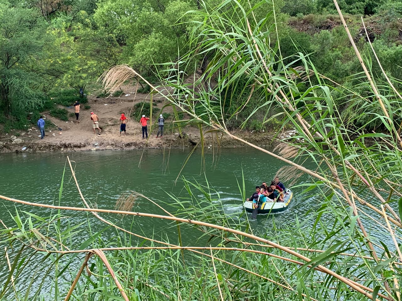 Madres con niños en brazos, mujeres embarazadas y padres con hijos adolescentes están en los grupos de inmigrantes que se preparan para subir en las balsas que los cruza por el Rio Grande desde el lado mexicano hacia el sector de McAllen en Texas. Un trayecto que se ve muy tranquilo y muy corto, pero que es engañoso por la profundidad de las aguas y por las corrientes subacuáticas.