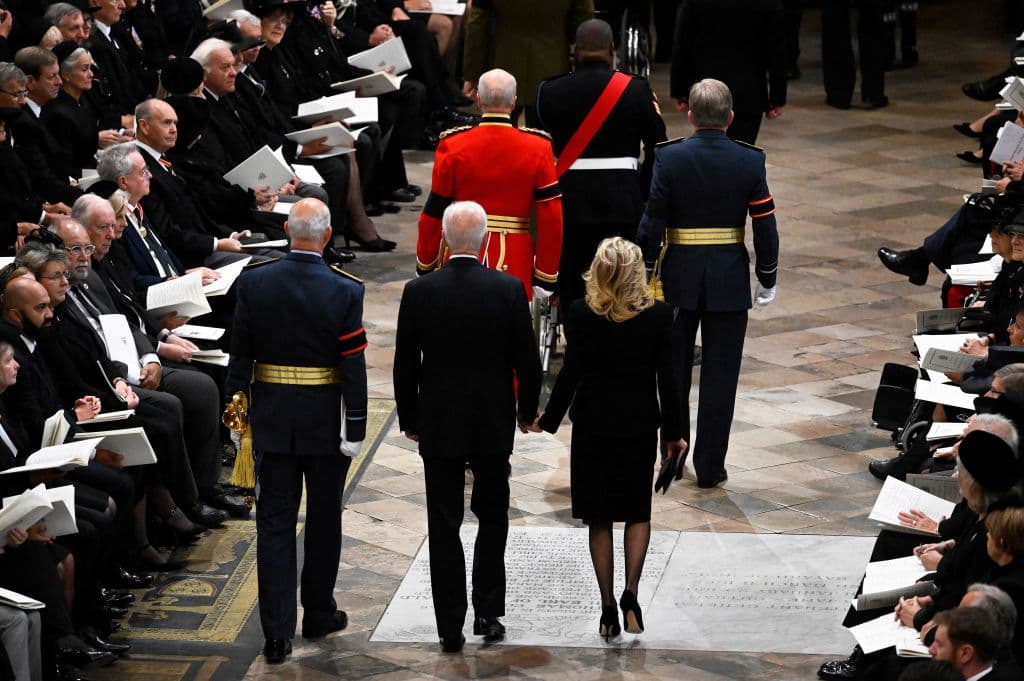 Los presidentes entraron en la Abadía de Westminster, donde se oficia el funeral, poco antes que 
<b>los monarcas del mundo, que estarán colocados en las filas más privilegiadas. </b>