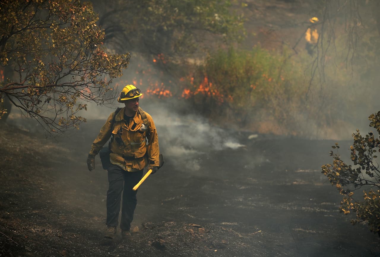 Durante los incendios también se registran bomberos lesionados que sufren golpes de calor en medio de sus extenuantes jornadas.