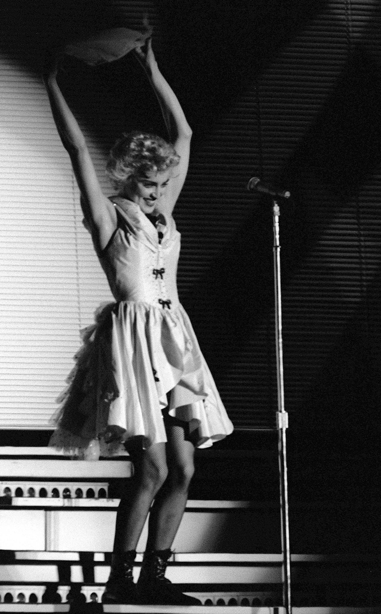 Tras su gira denominada 'The Virgin Tour', el escándalo de unas fotos que salieron a la luz en las que aparecía desnuda y que fueron tomadas en 1978, Madonna continuaba en la cima del éxito, ahora con temas como 'Like A Prayer'.