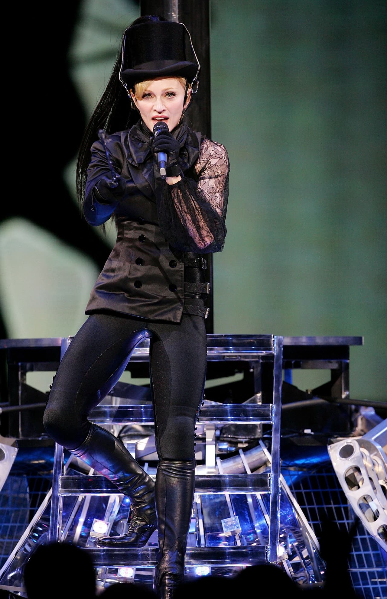 Gracias al nacimiento de su hija, Madonna se moderó un poco, pero jamás dejó de ser polémica,