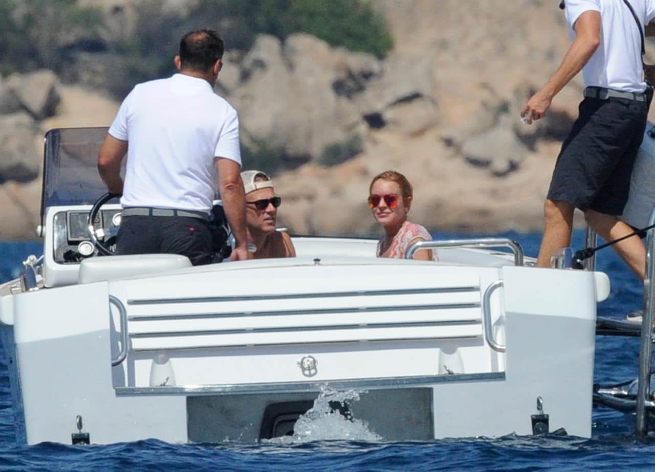 Al ver la cámara, se sentó para no mostrar más su cuerpo.