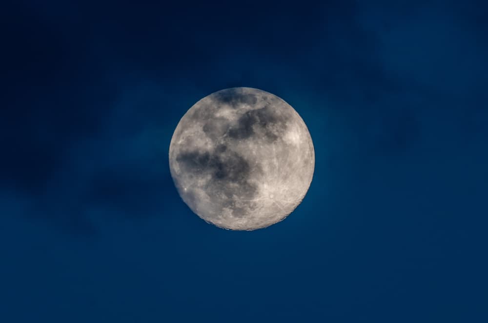 La fase de luna llena (plenilunio) es un período que sucede justo cuando la cara visible de la Luna se muestra totalmente iluminada, alcanzando su máximo brillo durante la noche. Se ha estudiado y es bien conocido el efecto que la Luna ejerce sobre la Tierra controlando las mareas de ríos y océanos.