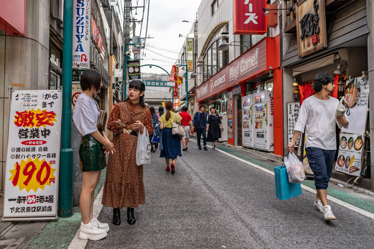 <h3 class="cms-H3-H3"><b>7. Shimokitazawa, Tokio, Japón</b></h3>
<br>
<br>Este barrio, que los locales también llaman Shimokita, se ha ido ganando poco a poco el título del barrio más cool de Tokio, tras una renovación masiva desde 2019. Shimokitazawa ya era concido por sus tiendas vintage y ahora se ha convertido en un centro neurálgico paa los amantes del cine independiente, los cafés, la comida y la moda. A mediados de agosto se celebra en este barrio el festival anual Awa-Odori, en el que, entre otras actividades, una desfile de bailarines recorre Ichibangai, la principal calle comercial.