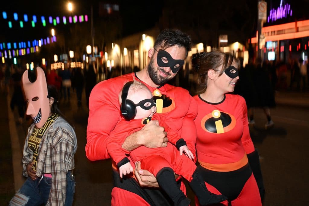 Había apoyo extra para la seguridad. Y, ante cualquier eventualidad, la familia de superhéroes 'Los Increíbles' participó del carnaval con su nuevo integrante.