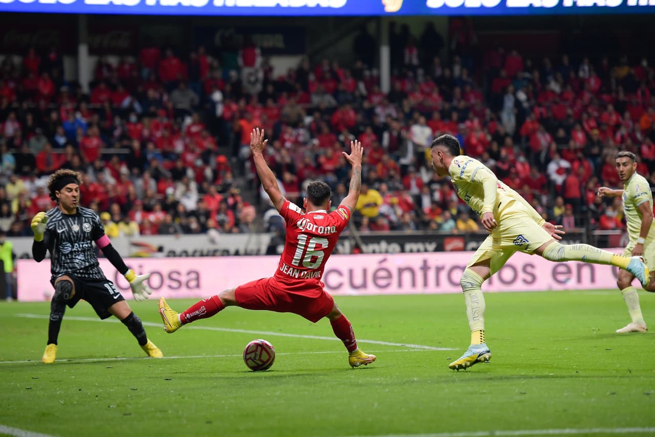 Con goles de Haret Ortega y Leo Fernández, el cuadro mexiquense aprovechó los errores azulcremanas para ir con ventaja al juego de vuelta que se disputará el próximo sábado en la cancha del Estadio Azteca con un 2-1 parcial.