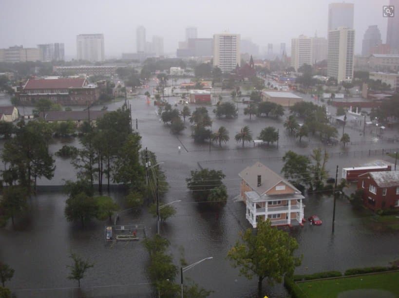 Jacksonville, la ciudad más grande de Florida por área, está atravesada por el río St. Johns y numerosas vías fluviales. Las zonas cercanas a estos cuerpos de agua son vulnerables a la intrusión del agua salada y las inundaciones, especialmente durante tormentas y marejadas ciclónicas. Su ubicación en la costa noreste de Florida la expone a riesgos adicionales por el cambio climático.