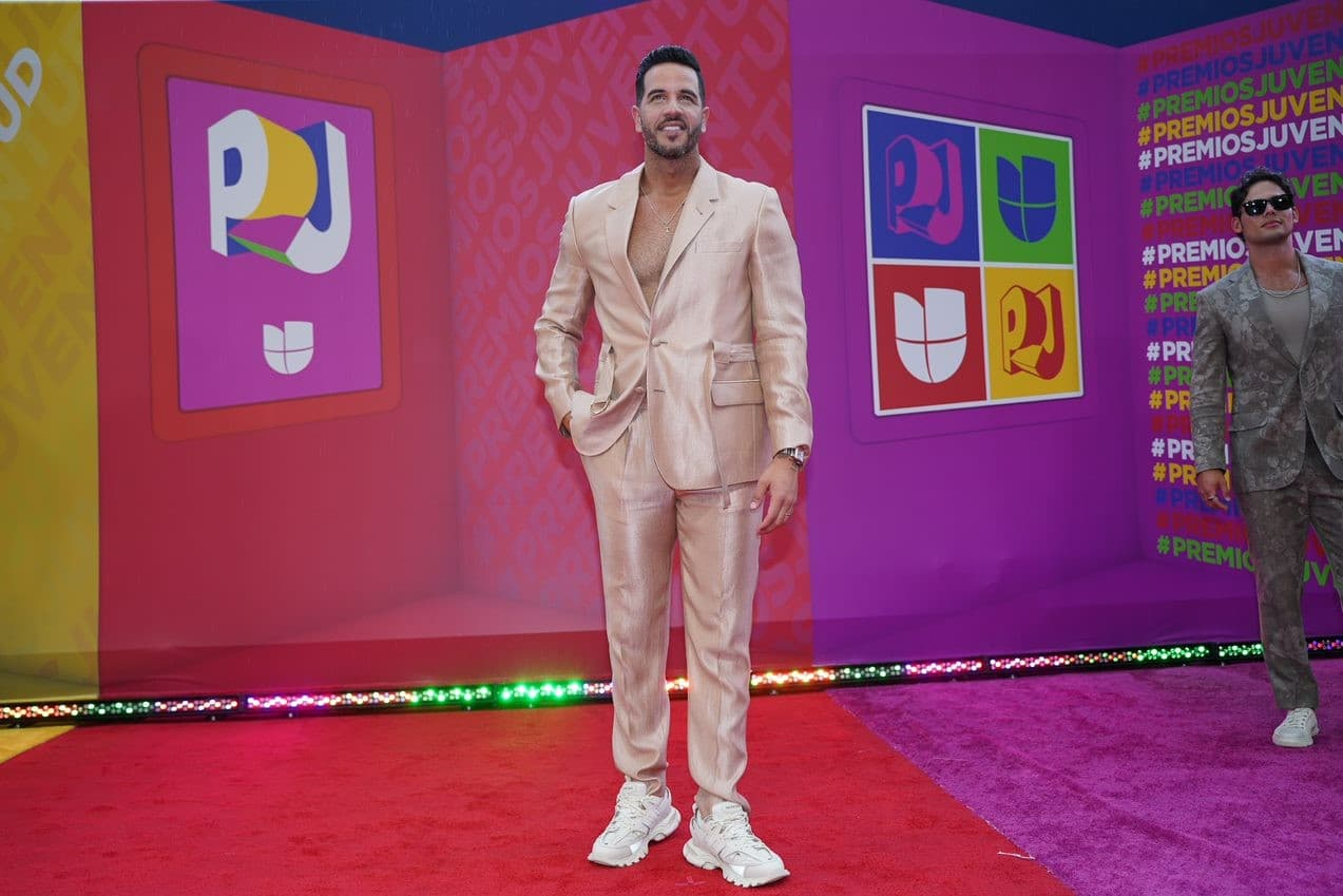 El Chef Yisus desfiló por la pasarela con un traje en color durazno y tenis.