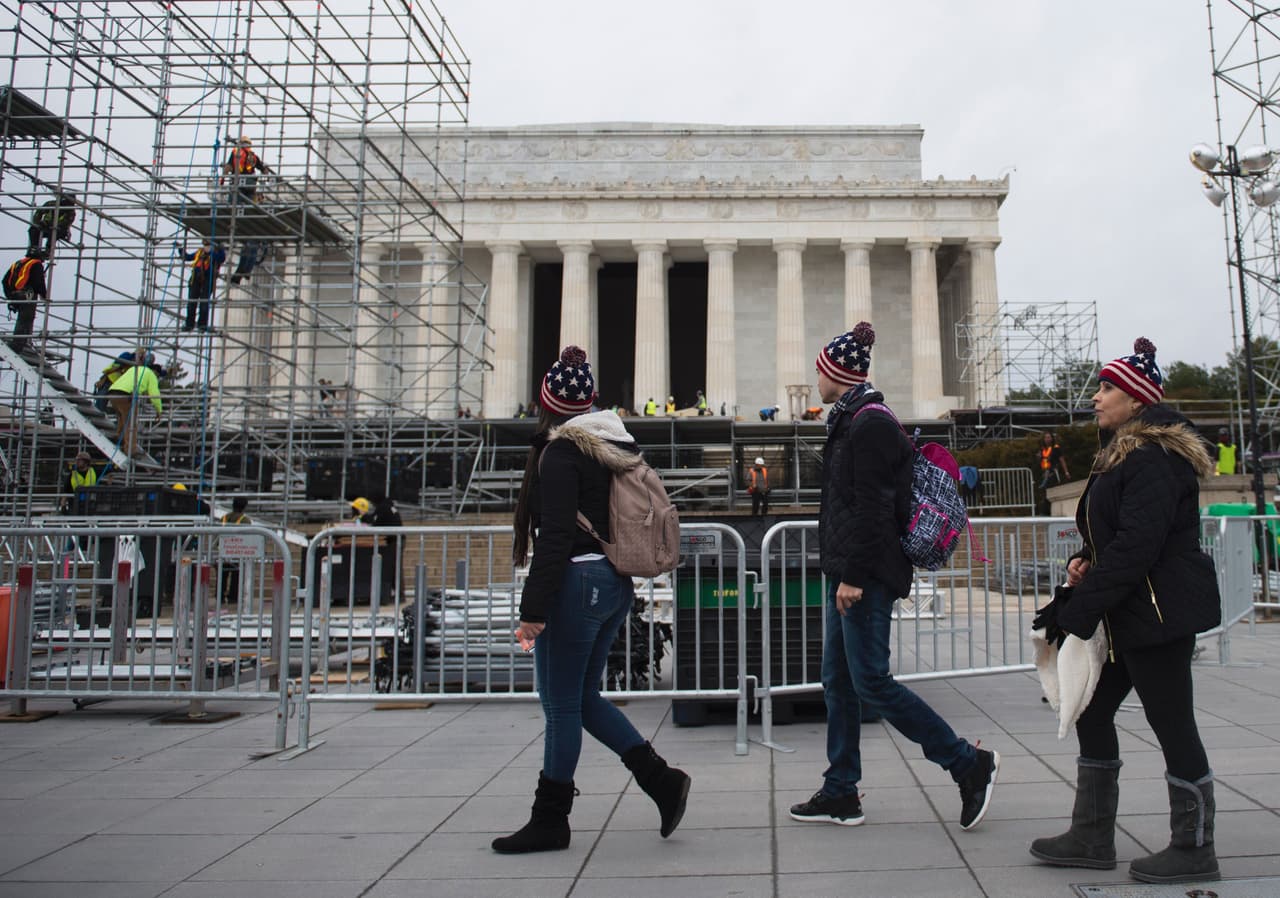 Los visitantes que ya se encuentran en la capital deben caminar entre andamios y materiales de construcción por la zona donde será el evento inaugural, el eje que va desde el monumento a Lincoln (en la foto) hasta el Capitolio.