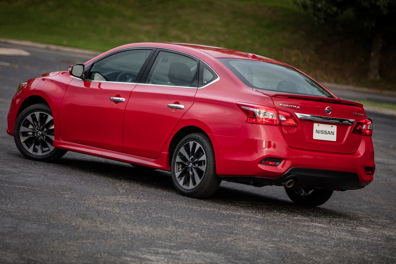 La suspensión del nuevo Nissan Sentra SR Turbo 2017 se beneficia de un aumento del 10 por ciento en la rigidez de los muelles delanteros. Los amortiguadores fueron optimizados para su uso con las ruedas de 17 pulgadas, mientras que la rata de amortiguación en si misma fue aumentada en 23% en el tren delantero y en 50 % en la parte de atrás.