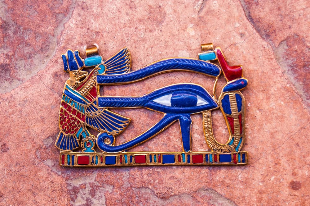 Uno de los amuletos egipcios más importantes y básicos es el ojo de Horus. Es el símbolo del Sol, de la prosperidad, del orden y de la perfección, con características mágicas y de protección.