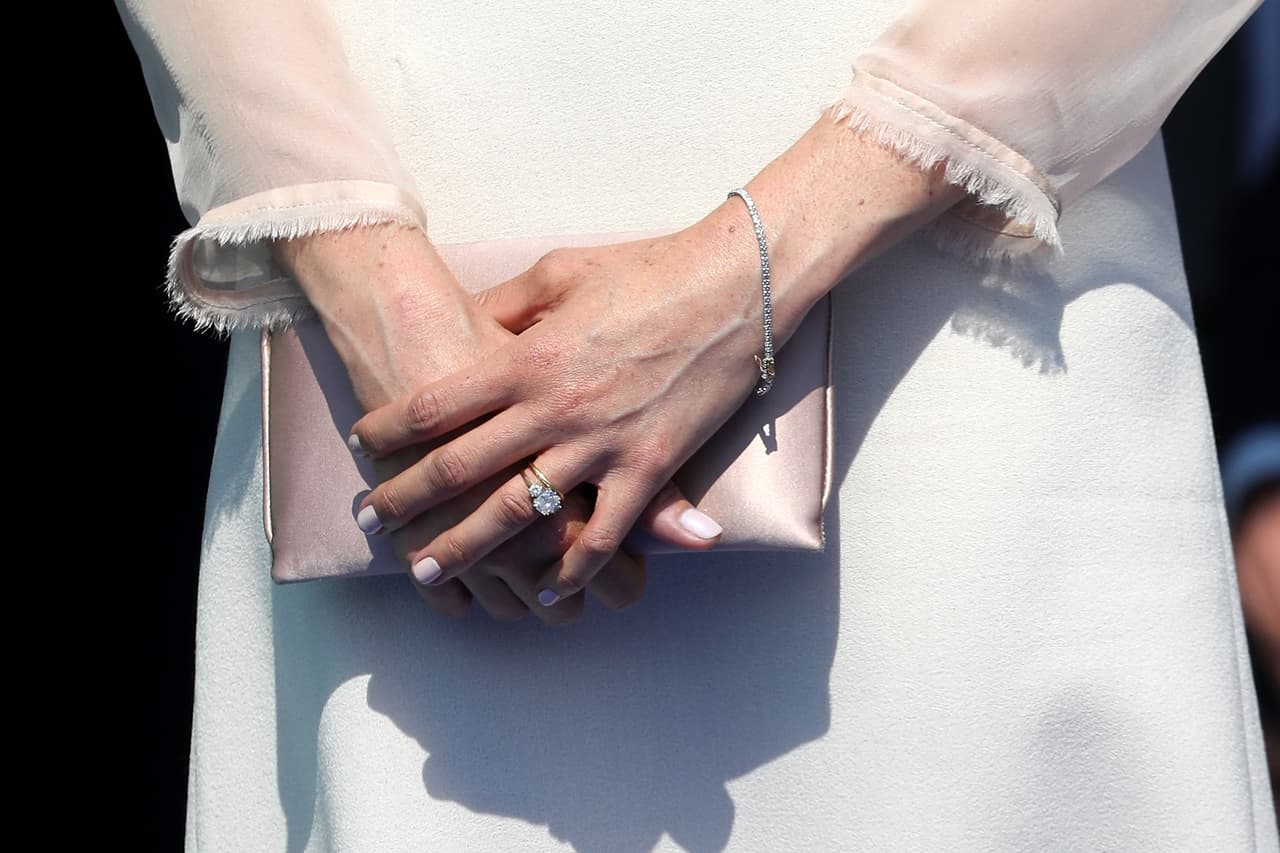 Harper's Bazaar también reveló que el príncipe Harry aprovechó su trabajo con la famosa diseñadora de joyas Lorraine Schwartz, basada en Nueva York, para 
<b><a href="https://www.univision.com/famosos/el-anillo-de-compromiso-de-meghan-markle-luce-distinto-al-que-le-dio-harry-y-esta-podria-ser-la-razon-del-cambio-fotos">modificar el anillo de compromiso de Meghan</a></b>, el cual también llamó la atención en el Trooping The Colour al notarse que lucía distinto.