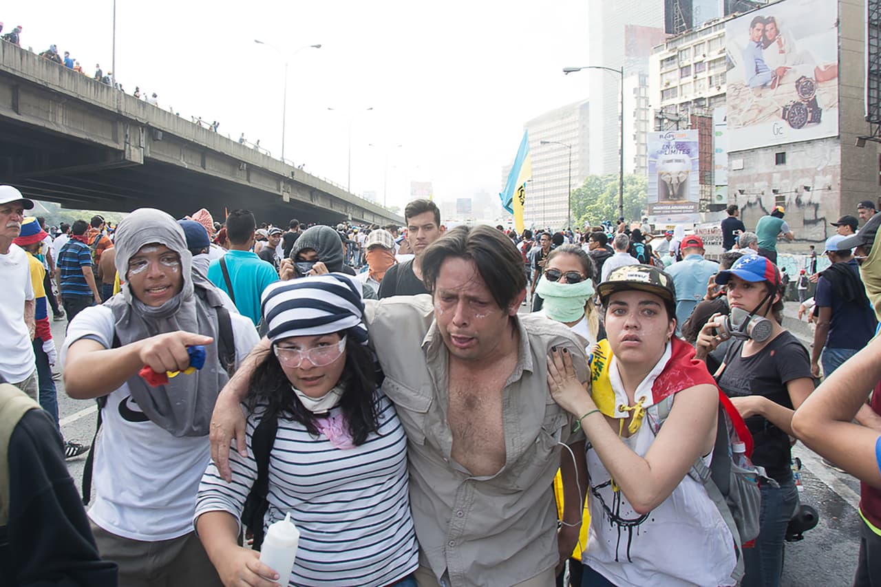 Manifestantes afectados por los gases lacrimógenos con los que la militar Guardia Nacional repelió las protestas de este jueves.
<br>