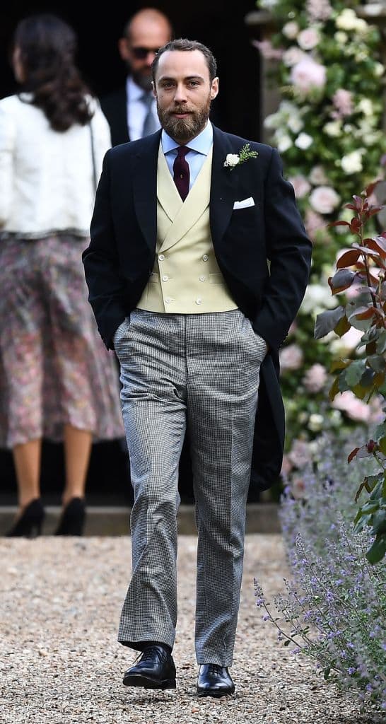 James Middleton, puso un toque moderno a su pantalón, al seleccionar una tela con estampado.
