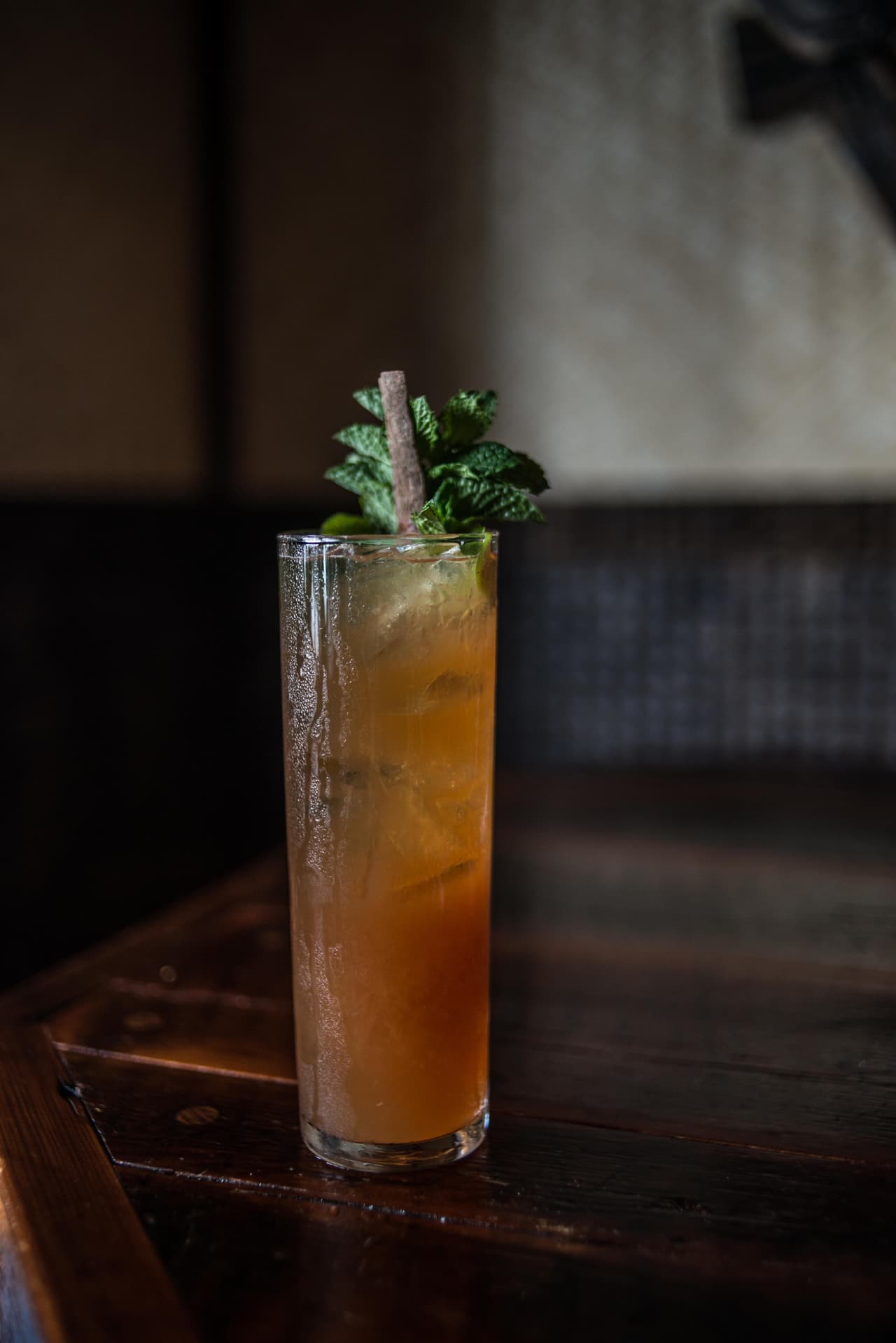 <b>Southern Gentleman:</b> para ser un caballero del sur, este es el coctel, como su nombre bien lo indica. En el elegante
<b><a href="http://www.therooseveltneworleans.com/dining/the-sazerac-bar.html">Sazerac Bar</a></b> del mítico hotel Roosevelt de Nueva Orleans, Matthew prepara los cocteles como nadie, perfecto para los últimos días de verano.
<br>
<br>La receta es la combinación de 1½ oz Buffalo Trace Bourbon, ½ oz de almíbar ½ oz de jugo de limón, 6 moras y 6 hojas de menta.
<br>