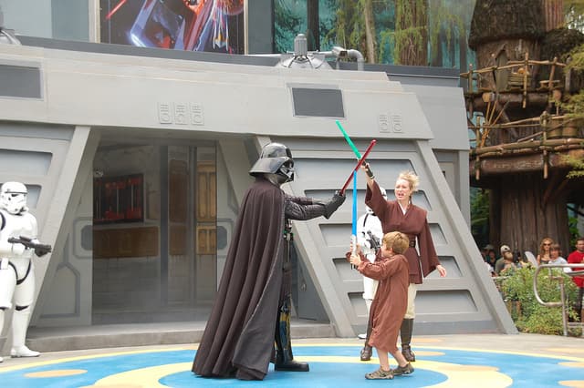 <b>7. Disney's Hollywood Studios en Orlando, Florida.</b> Los sets de las películas más representativas de la cultura pop contemporánea permiten a sus visitantes formar parte de los más fantásticos mundos de la ficción, como el de Star Wars. Foto: 
<a href="https://www.flickr.com/photos/str8jacket/">Jeremy Simpson</a> / Flickr.