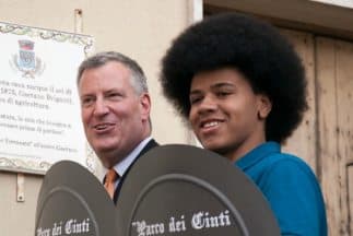 El alcalde de NY, Bill de Blasio, y su hijo Dante de Blasio durante una visita a la casa donde nació su abuela en Grassano, Italia. (Imagen de archivo).
