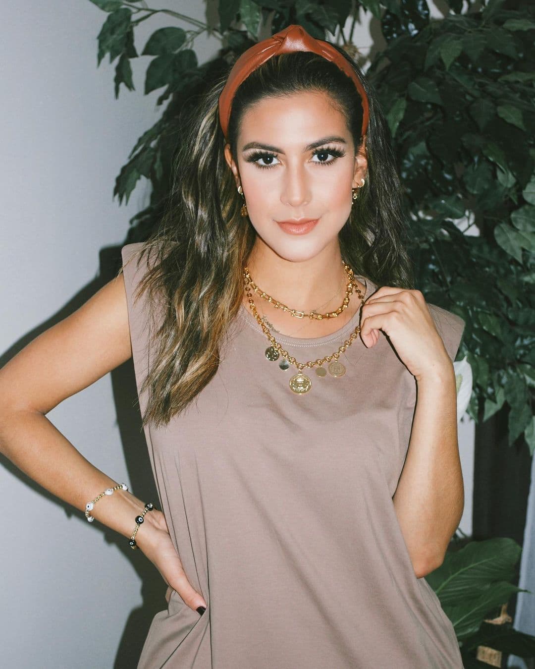 Para un look más casual puedes usar una de cuero como esta que lleva Jessica Rodríguez.