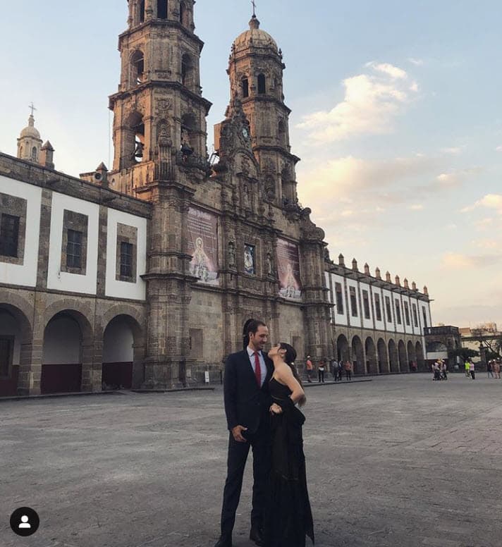 También contó cómo recibió el anillo de compromiso. "
<b>¡Fue toda una sorpresa!</b> Yo estaba en mi casa, medio aflojerada (risas), y me pidió ir a cenar. Yo, la verdad, no tenía ganas, pero me vestí y acepté la invitación".
<br>