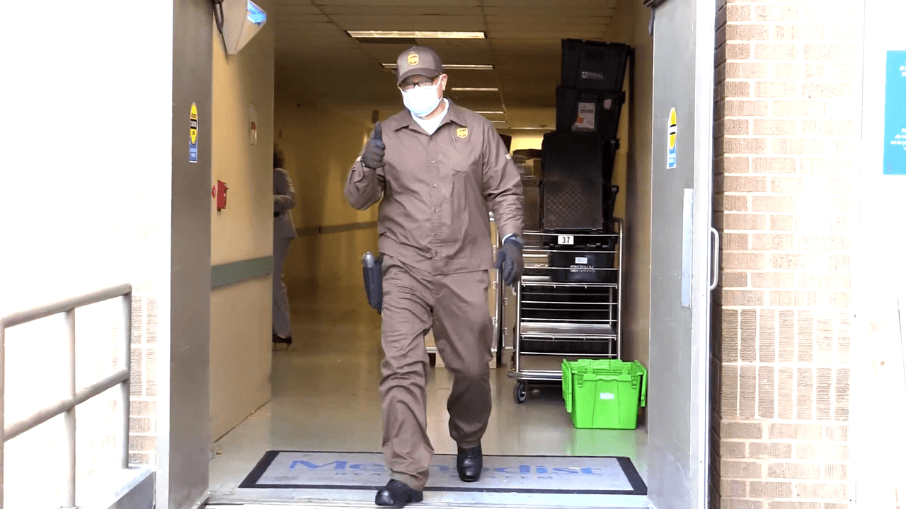 Un camión de UPS fue el encargado de transportar la vacuna al Centro Médico.