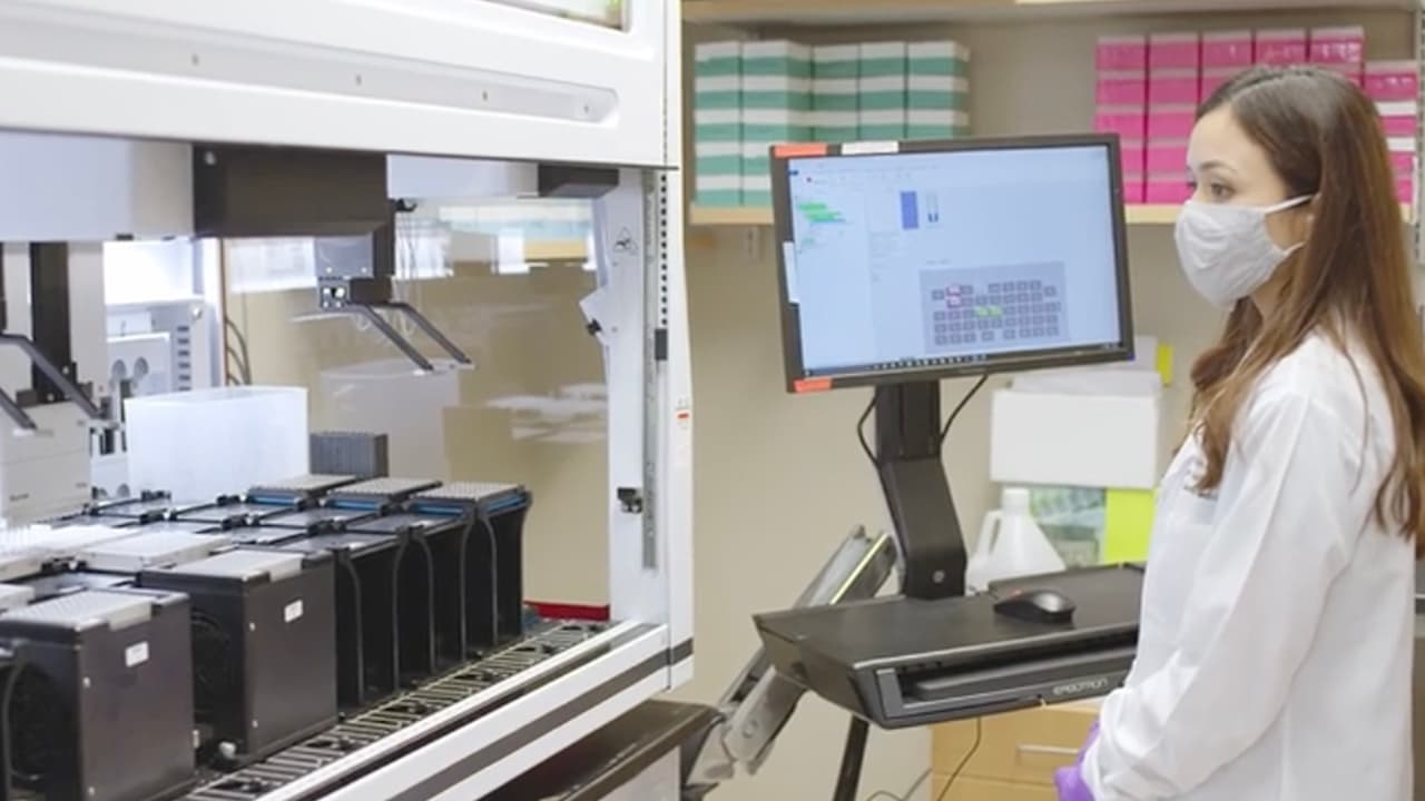 Con más de 50 mutaciones, a los expertos les preocupa que el ómicron pueda ser más infeccioso que la variante delta que es altamente contagiosa.