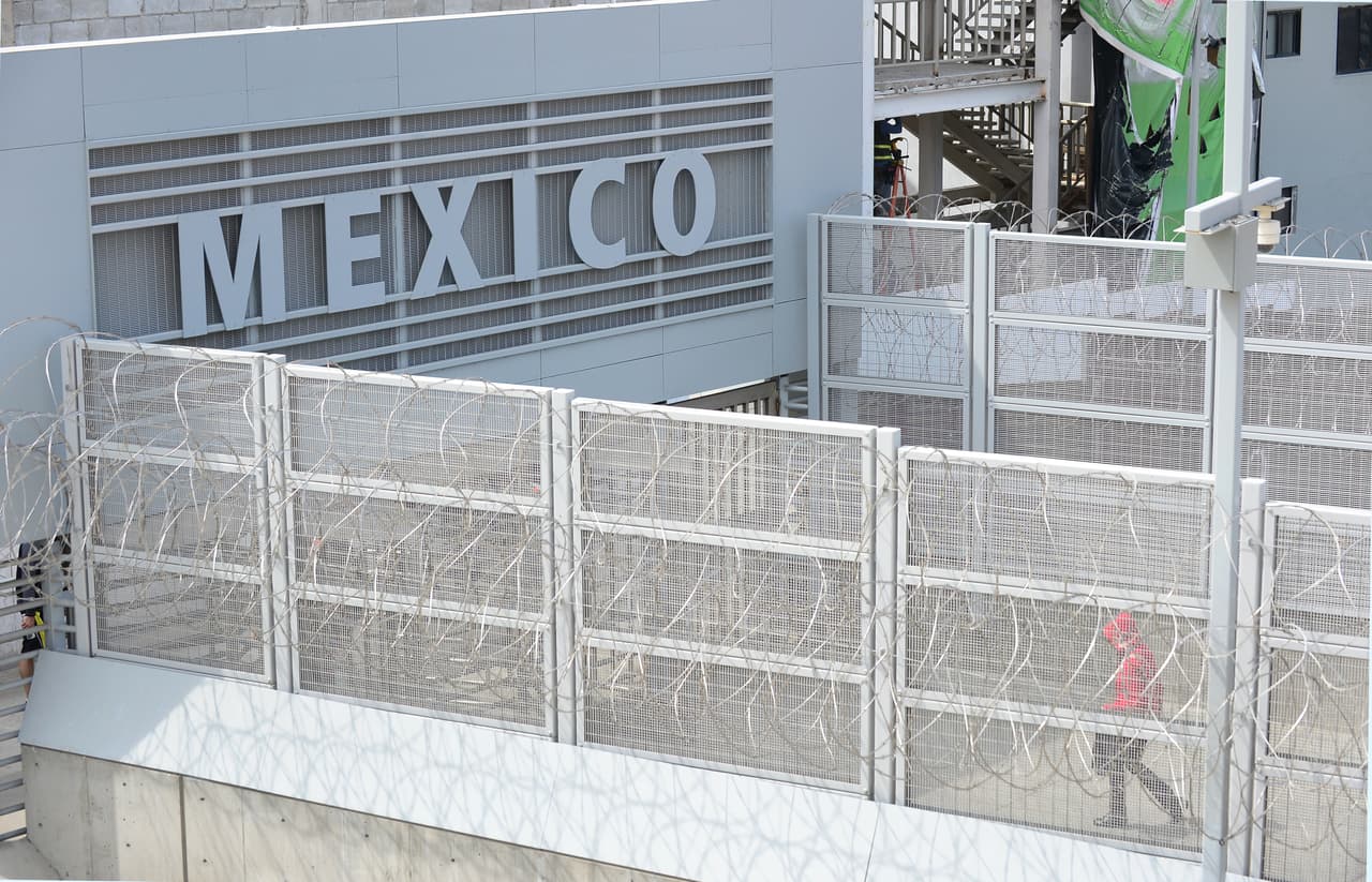 Una mujer acusada de ayudar a su esposo a fugarse a México podría pasar 10 años en prisión