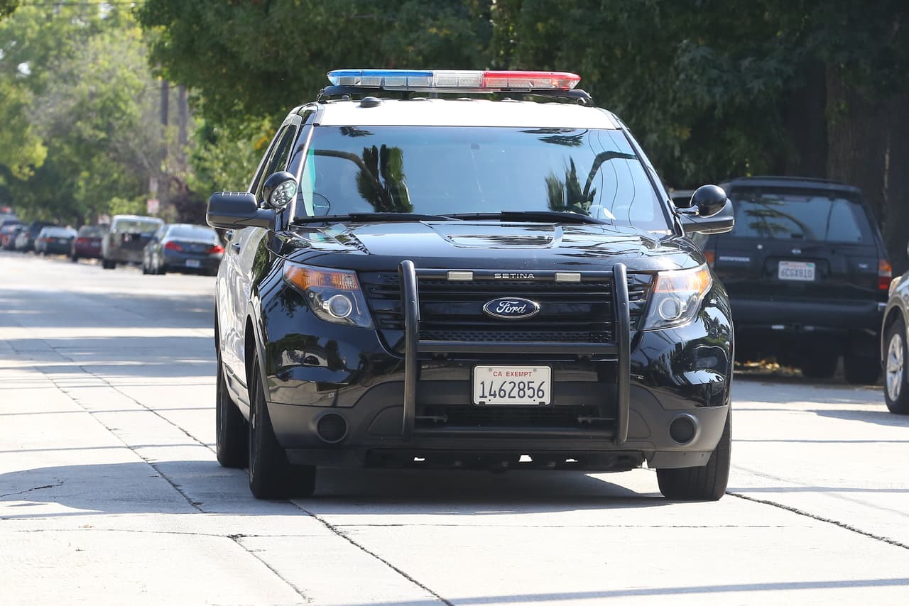 A las afueras de la residencia hay varias patrullas que vigilan la propiedad.