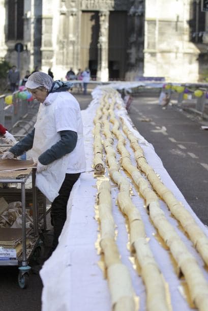 En la ciudad Francesa de Vernon, crearon el tradicional postre "Tronco de Navidad" más grande del mundo, midió 1.4 kilómetros.