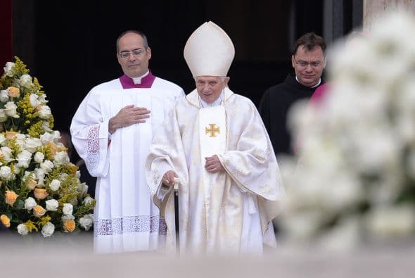 El papa Emérito Benedicto XVI asistió a la ceremonia de canonización de los papas Juan XXIII y Juan Pablo II. Benedicto XVI fue quien beatificó al nuevo santo polaco.