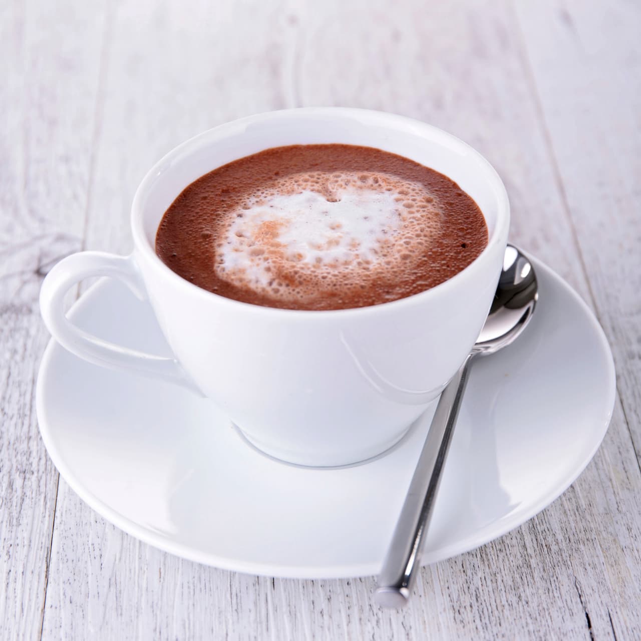 Chocolate caliente con jengibre. Para esos días fríos nada mejor que una bebida que te devuelva el calor a tu cuerpo, esta es la receta perfecta se trata de un chocolate caliente y todos los beneficios que te aporta el jengibre.